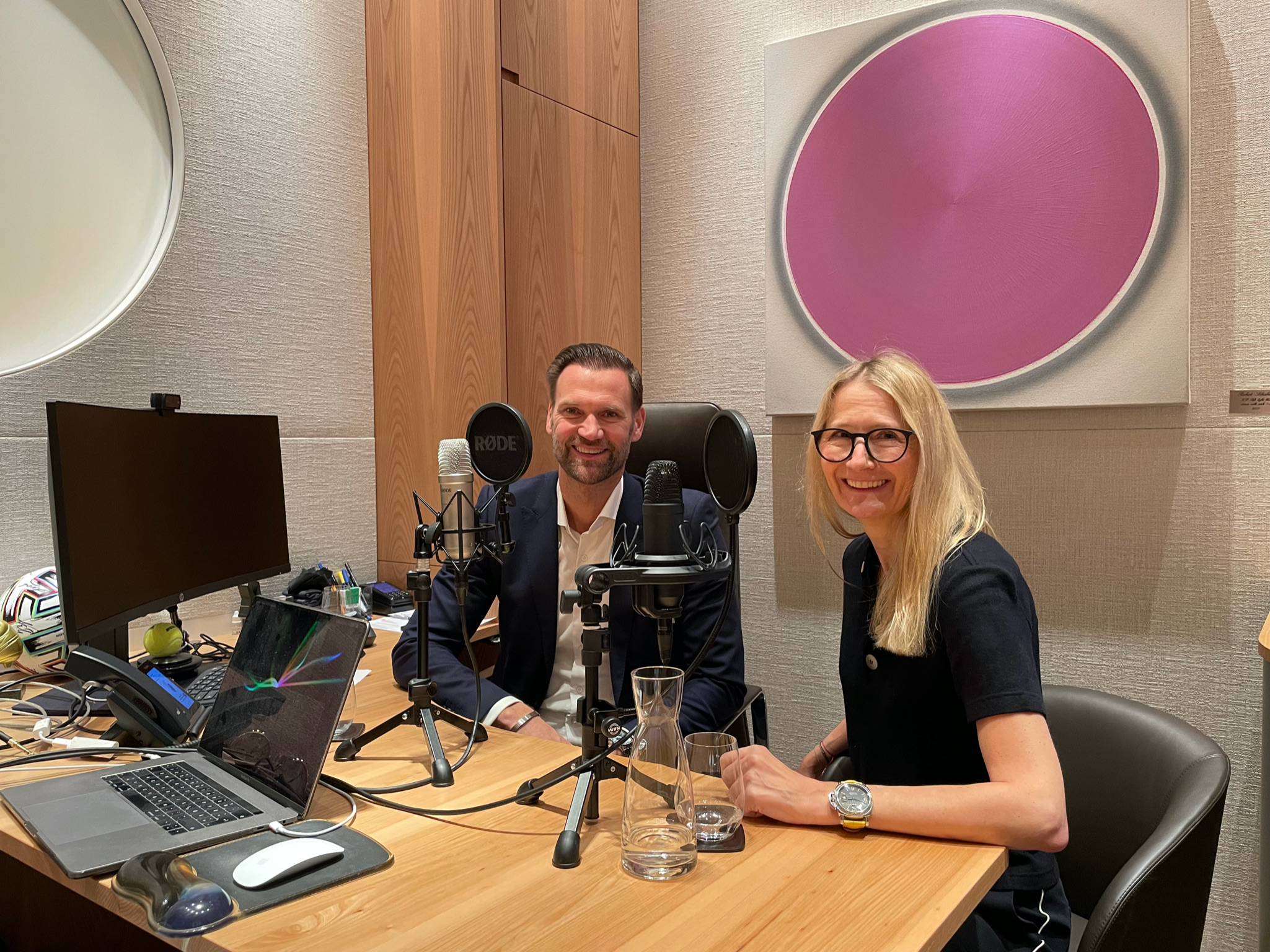 Interviewpartner Marc Autmaring und Substantial Times Chefredakteurin Elke Reinhold bei der Podcast-Aufnahme