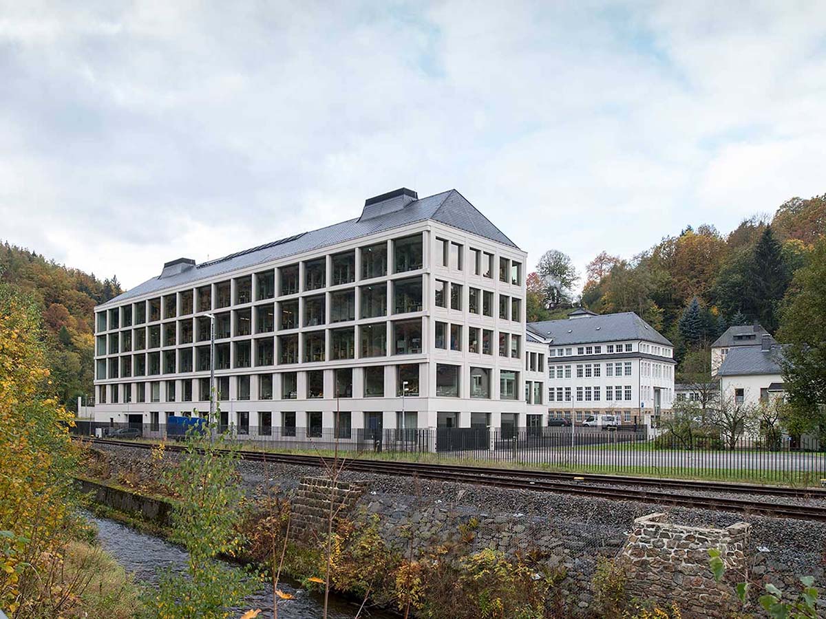Im Jahr 2015 neu eingeweihtes Manufakturgebäude von A. Lange & Söhne in Glashütte. Eine Erdwärmepumpe in Verbindung mit Ökostrom sorgt für eine CO₂-freie Energieversorgung. Die dafür installierte Geothermieanlage ist bis dato die größte im Freistaat Sachsen.