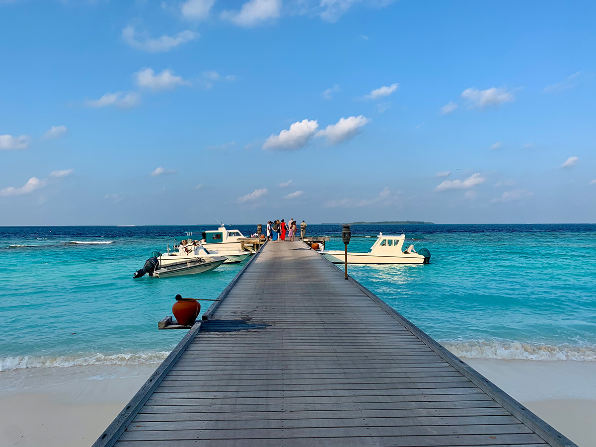 Jetty für die ankommenden Gäste. Das Resort im Baa Atoll ist per Wasserflugzeug und per Boot mit der Hauptinsel Male verbunden.