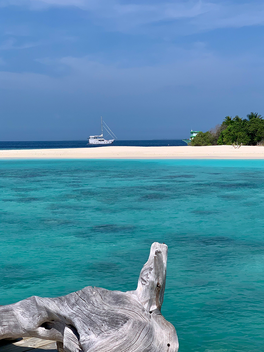 Mit einer Größe von 1.400 mal 400 Metern zählt die Insel Kunfunadhoo im östlichen Baa-Atoll zu den größten Malediveninseln.