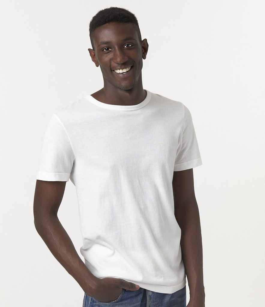 Der Klassiker: Rundgewirktes weißes T-Shirt aus der „Good-Originals“-Kollektion von Merz b. Schwanen, made in Germany aus Bio-Baumwolle. Um 65 Euro.