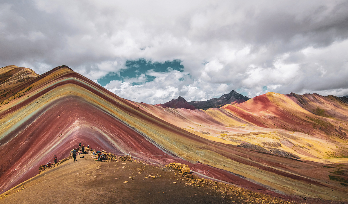 Blick auf den Vinicunca im Süden Perus, ein Bergrücken in RegenbogenfarbenBlick auf den Vinicunca im Süden Perus, ein Bergrücken in Regenbogenfarben.