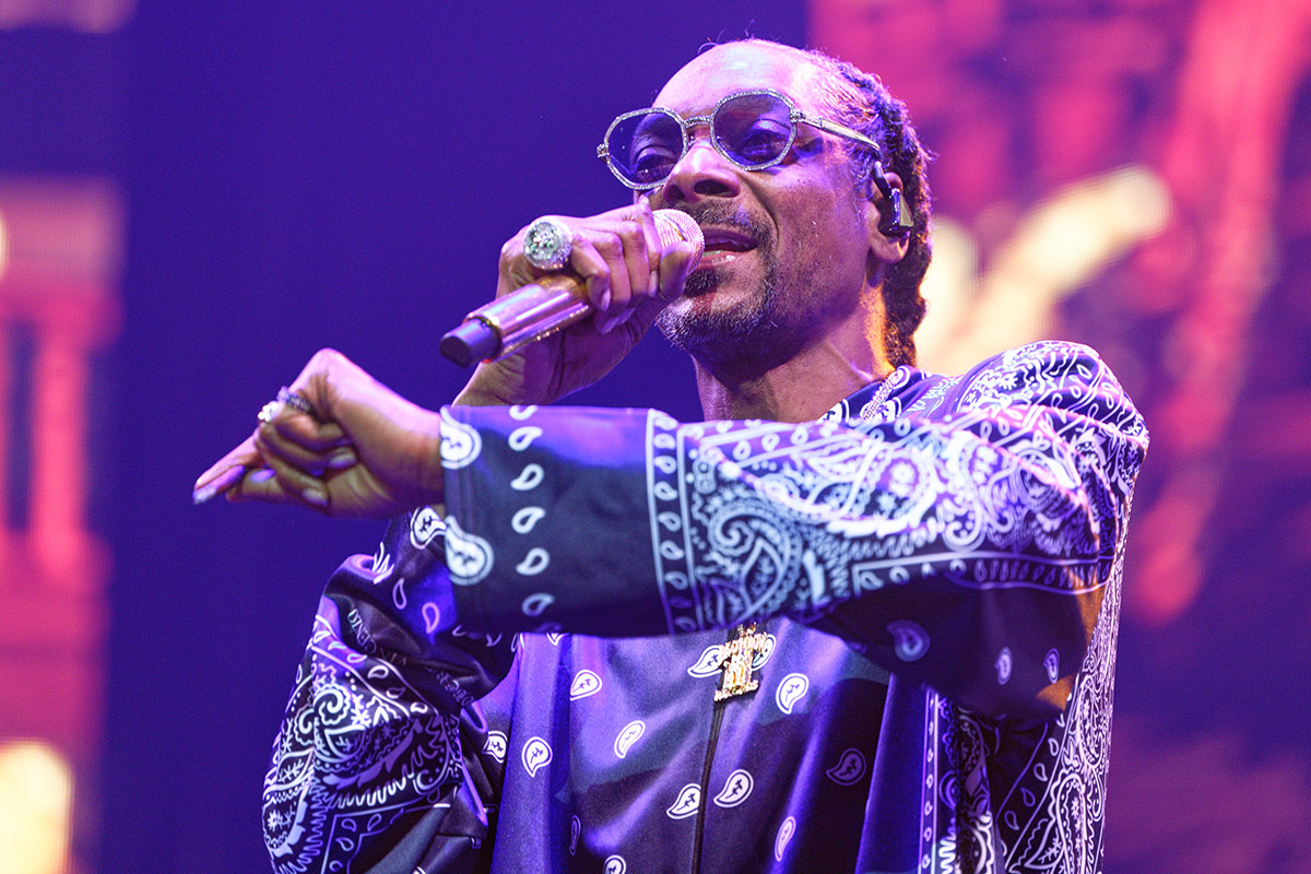 Der Rapper Snoop Dogg auf der Bühne bei einem Konzert in der Kölner Lanxess Arena.