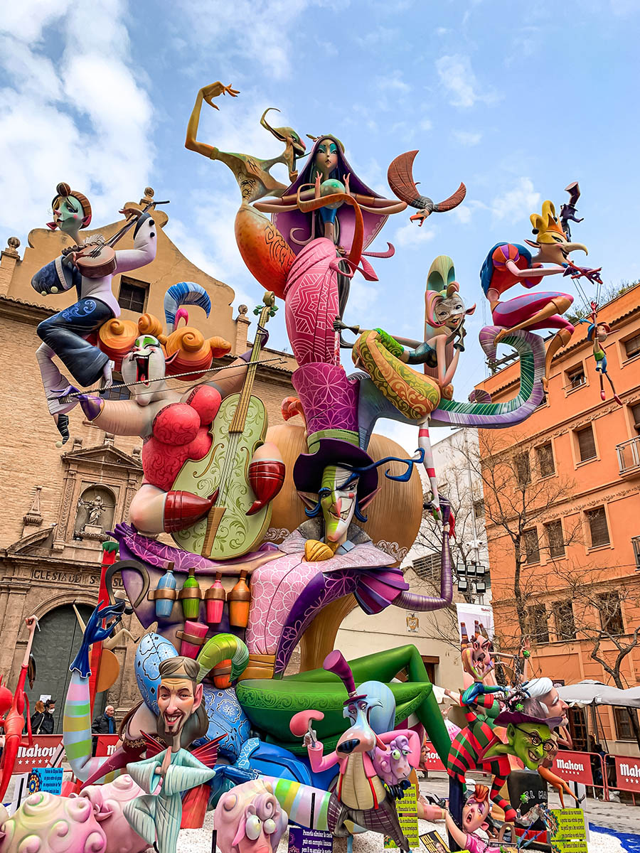 Die „Fallas“, bei denen in Valencia aufwendige Figuren aus Pappmaché zur Schau gestellt und anschließend verbrannt werden, zählen zu den traditionsreichsten Volksfesten Spaniens und stehen seit 2016 auf der Liste des immateriellen Kulturerbes der UNESCO.