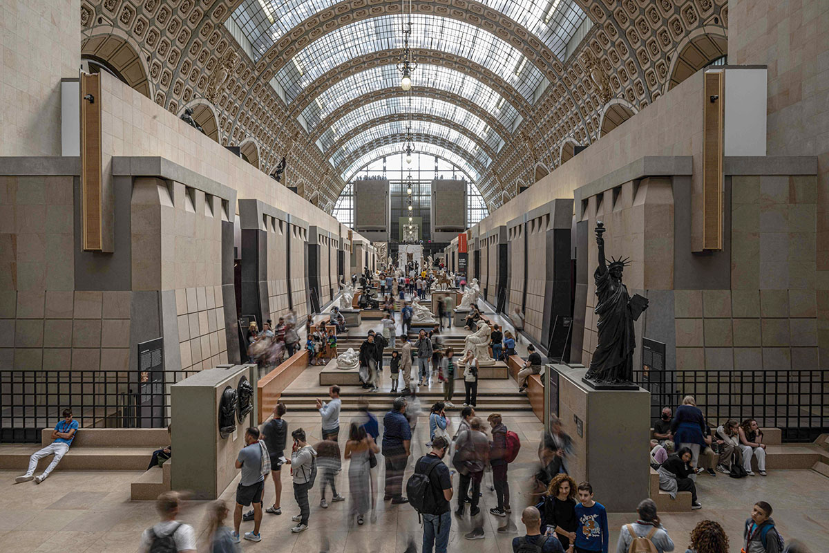 Besucher gehen durch das Pariser Orsay-Museum.