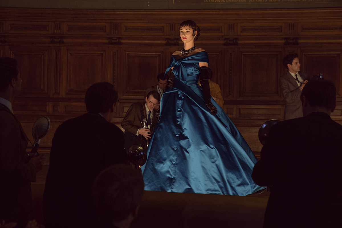 Laufstegmodel bei Christian Dior in blauer Robe.