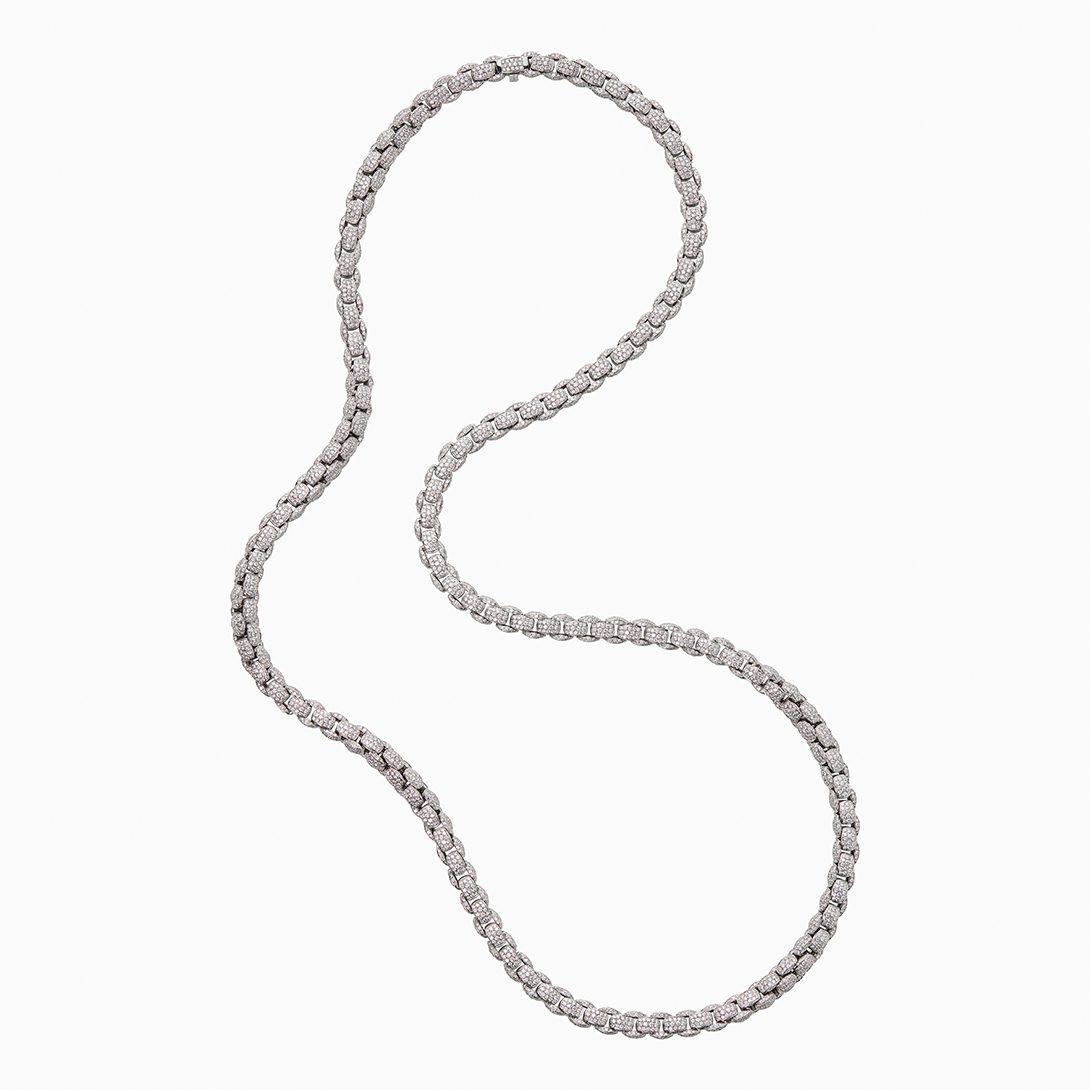 Die „Eka Mia Luce“ Halskette ist ganz mit Brillanten mit insgesamt 42,86 Karat Gewicht in Pavé-Fassung besetzt. Jennifer Lopez hat das kostbare Schmuckstück doppelt um den Hals gewickelt. Der Preis beträgt rund 300.000 Euro.