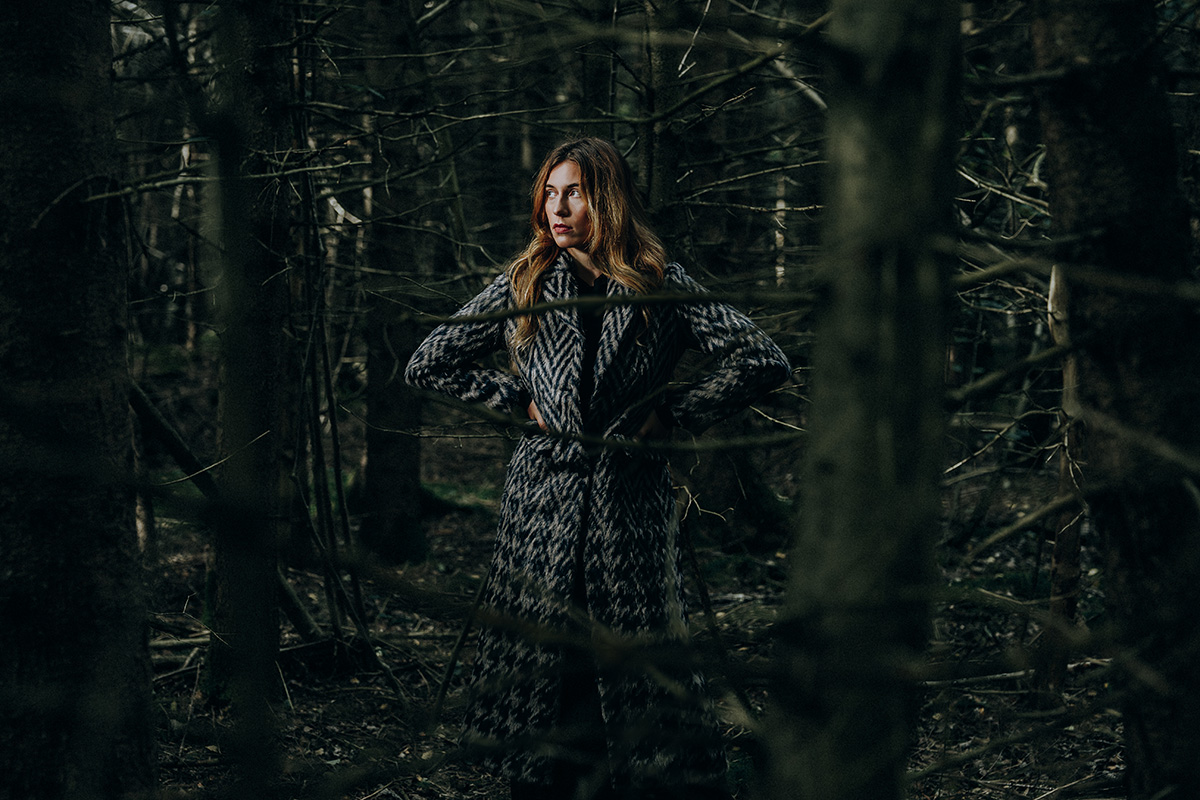 Mantel aus einem Mohair-Alpaka-Woll-Mix, hergestellt in Polen, von Fassbender. Schwarzes transparentes Kleid „Celina” aus Leinen und Seide von Antonia Zander.