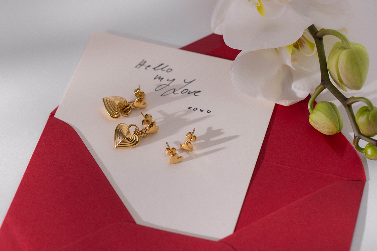 Herzohrringe „Whispering Hearts“ (links) und „Secret Love“ aus der Love-Kollektion von Purelei, aus recyceltem Edelstahl (mindestens 80 %) mit 18-Karat-Vergoldung, 35,90 und 25,90 Euro.