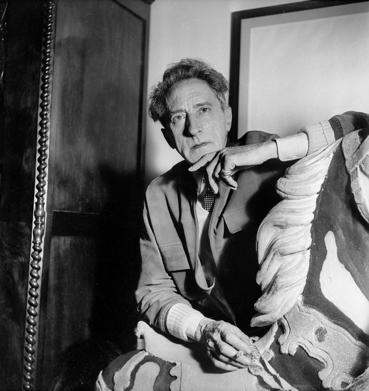 Der Dichter, Maler und Filmemacher Jean Cocteau 1951 in seinem Landhaus in Milly-la-Forêt südlich von Paris.