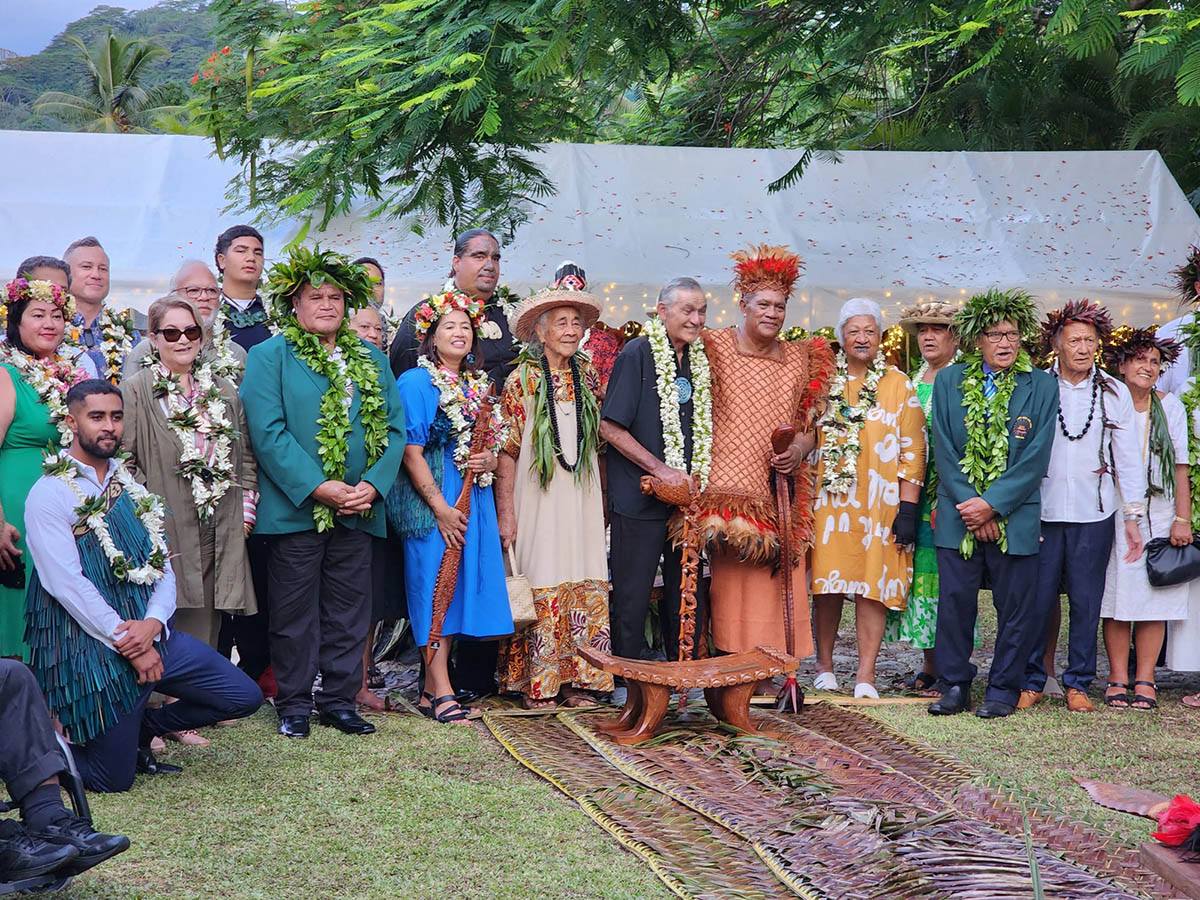 Vertreter der Ureinwohner der Cookinseln und Tahitis versammeln sich auf Rarotonga um Maori-König Tuheitia Paki (Mitte) und Häuptling Travel Tou Ariki (mit Federschmuck), um die „Deklaration für den Ozean“ zu unterzeichnen.