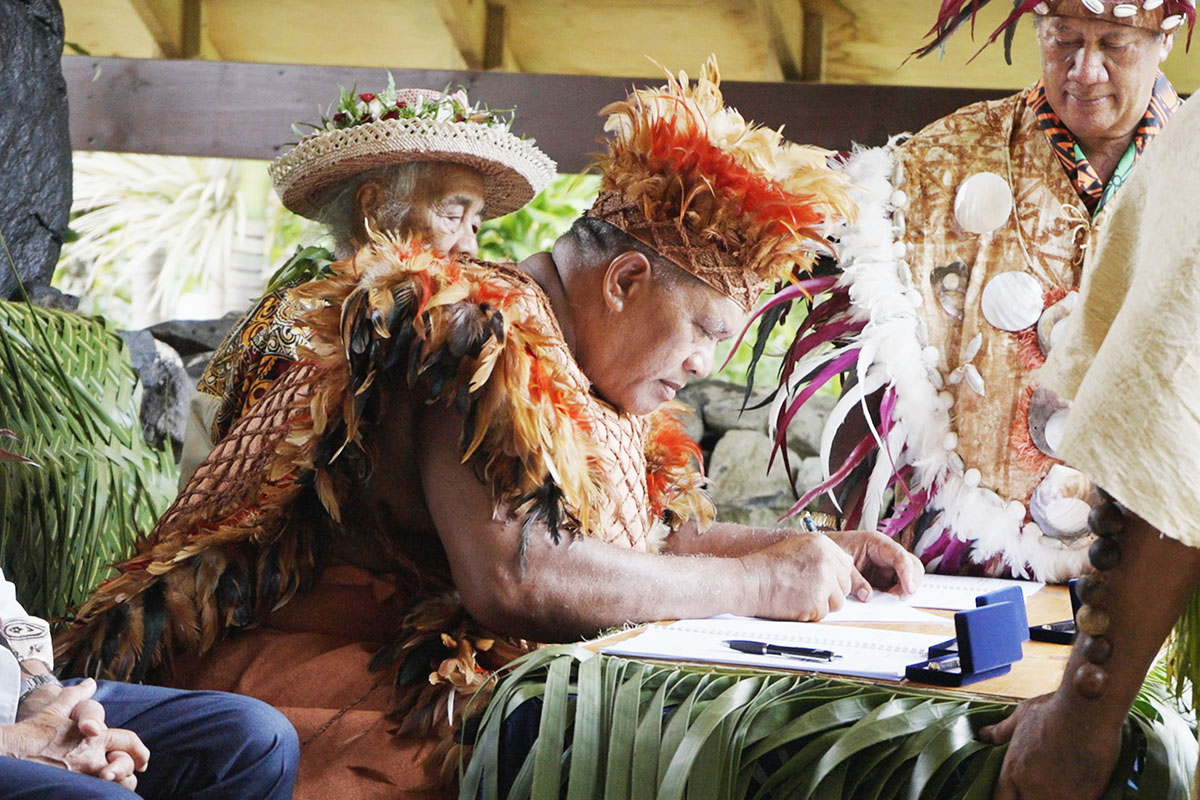 Häuptling Travel Tou Ariki ist Präsident des House of Ariki, ein parlamentarisches Gremium auf den Cookinseln. Es setzt sich aus hohen Häuptlingen („Ariki“) der Cookinseln zusammen.