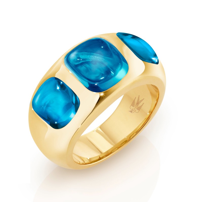 Goldring mit drei blauen Topasen im Cabochon-Schliff, mittig ein größerer Stein, seitlich zwei kleinere.