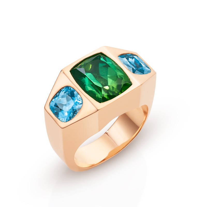 Goldring mit grünem Turmalin in der Mitte und zwei blauen Topasen an den Seiten.