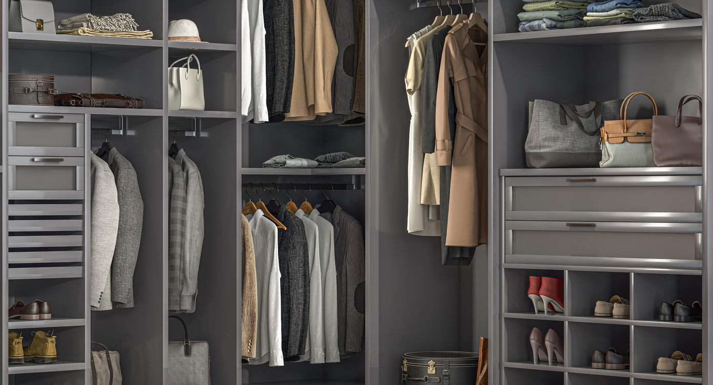 Ordentlich sortierter begehbarer Kleiderschrank mit Kleidung und Schuhen als Symbol für Überkonsum und Textilmüll in der EU.