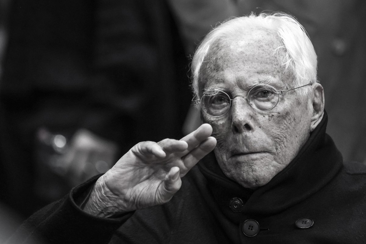 Der italienische Modedesigner Giorgio Armani besucht das Spiel zwischen EA7 Emporio Armani Mailand und Paris Basketball im Unipol Forum. Giorgio Armani mit ernstem Blick, hebt die Hand zu einer Salut-Geste.