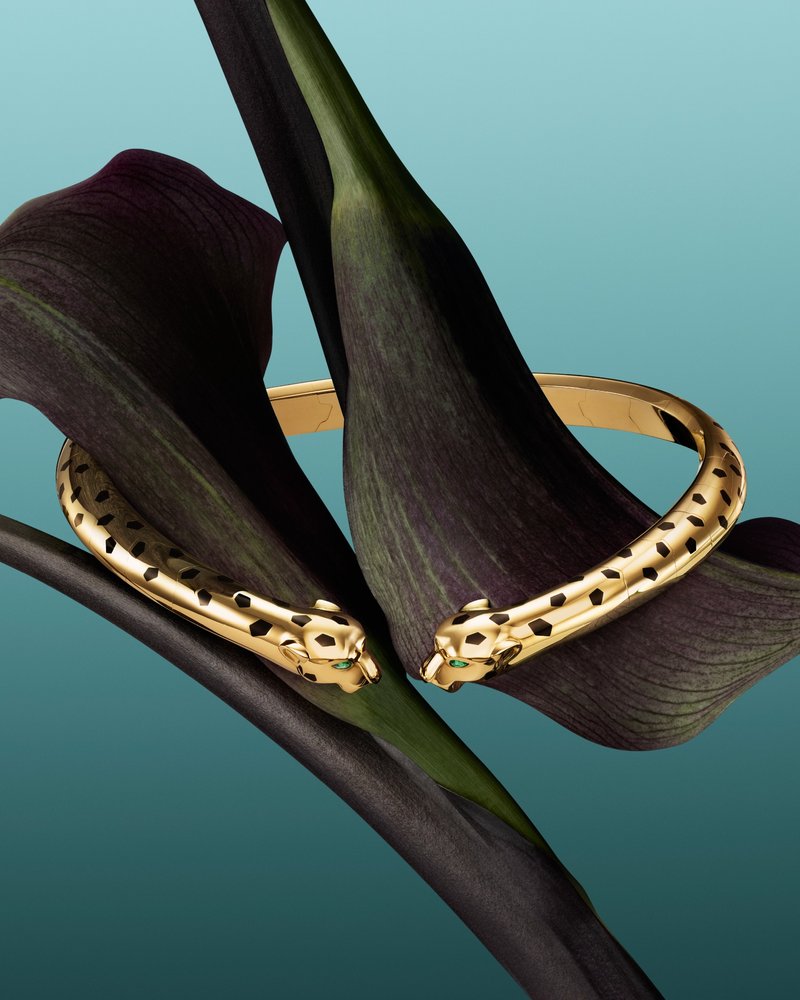 Collier aus Gelbgold mit zwei sich betrachtenden Pantherköpfen, Oberflächen mit fünfeckigen schwarzen Lack-Flecken, aus der Kollektion Panthère de Cartier 2025.