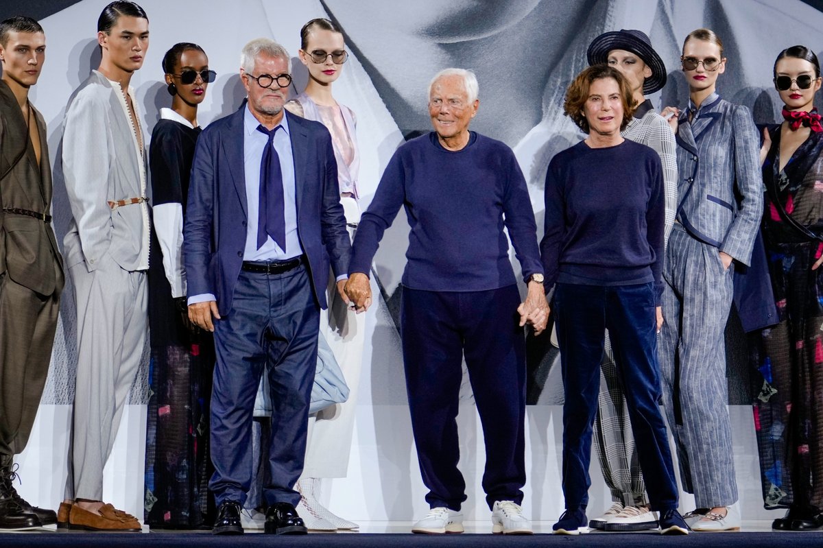 substantial-times-ein-imperium-bleibt-zurueck-02 Giorgio Armani steht mit seinen Vertrauten Leo Dell’Orco und Roberta Armani Hand in Hand auf dem Laufsteg, umgeben von Models.
