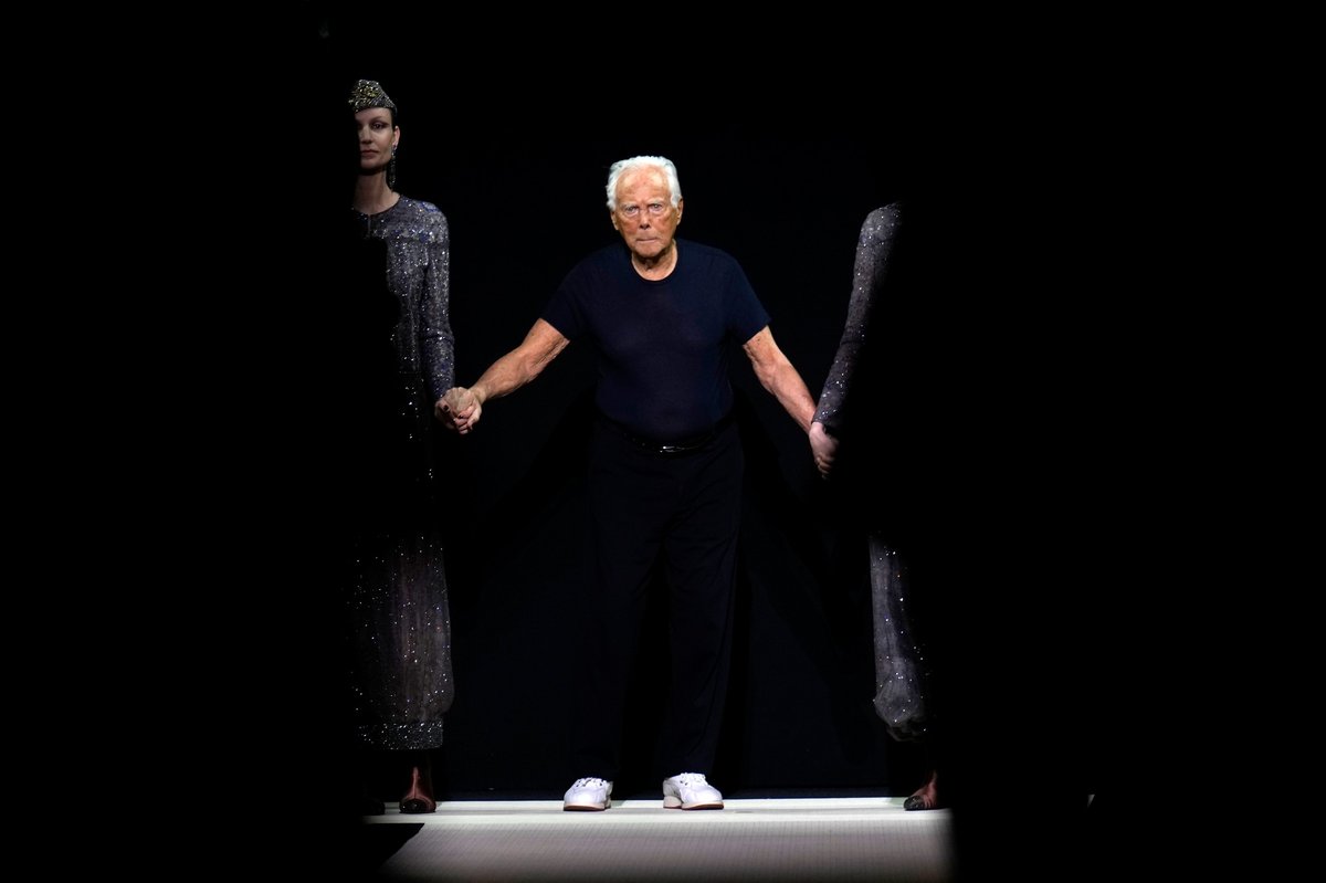 substantial-times-ein-imperium-bleibt-zurueck-03 Abschied vom Laufsteg: Giorgio Armani bedankt sich für den Applaus am Ende der Präsentation der Giorgio Armani Herbst/Winter 2025/2026 Damenkollektion, die während der Mailänder Modewoche präsentiert wurde.