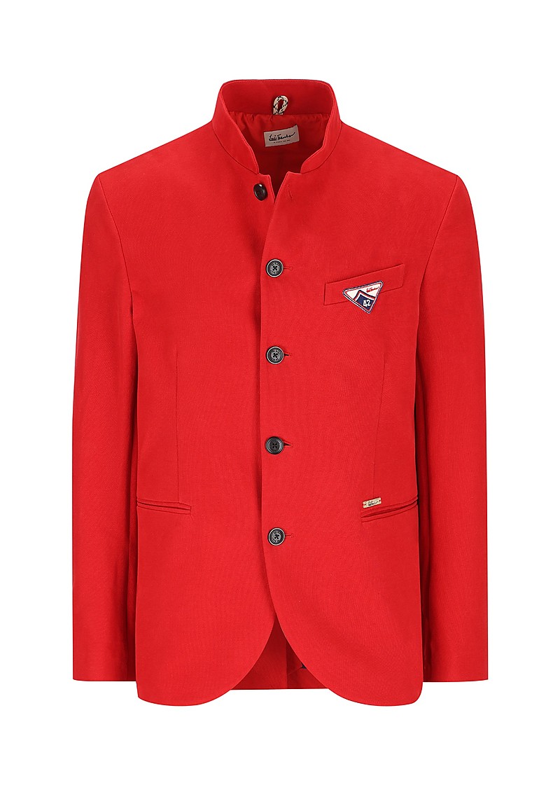 Roter Herrenblazer mit Stehkragen, frontale Ansicht, fünf Knöpfe, Brustleistentasche mit kleinem Patch, zwei Paspeltaschen, halbrunde Vorderkanten, freigestellt vor weißem Hintergrund.