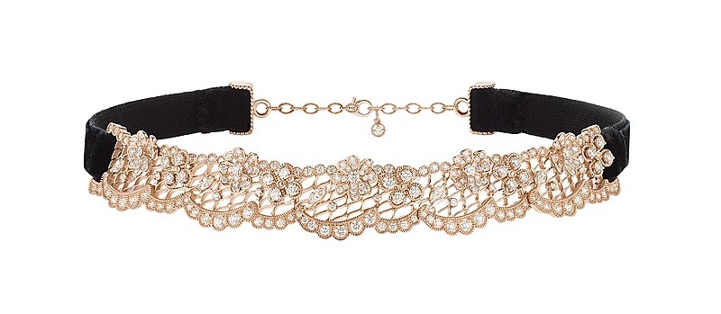 Choker mit schwarzem Samtband, mittig ein filigranes Element in Roségold mit floralen Spitzenmotiven und Diamantbesatz, freigestellt vor weißem Hintergrund.