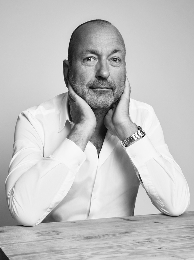 Portrait von Donald Schneider, Mitgründer von Elho, aufgenommen im Studio