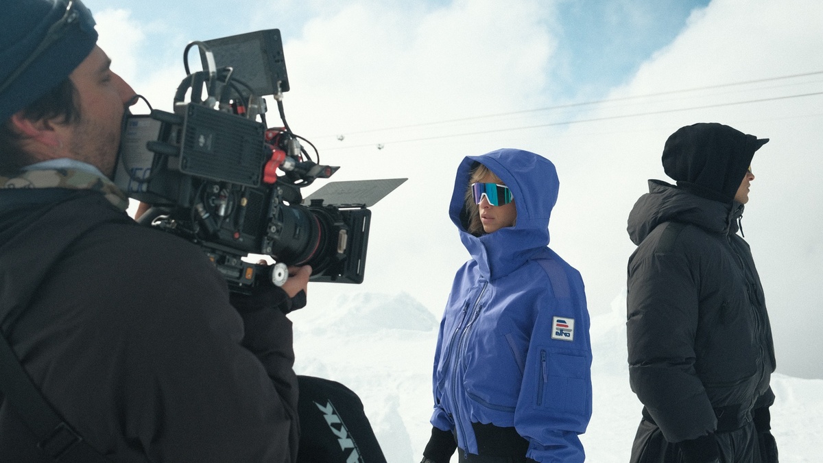 Making-of einer Elho-Kampagne: Kamera filmt zwei Models in Winterjacken im Schnee