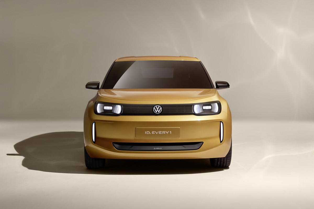 Frontansicht des goldfarbenen VW ID Every1 Concept vor hellem Hintergrund.