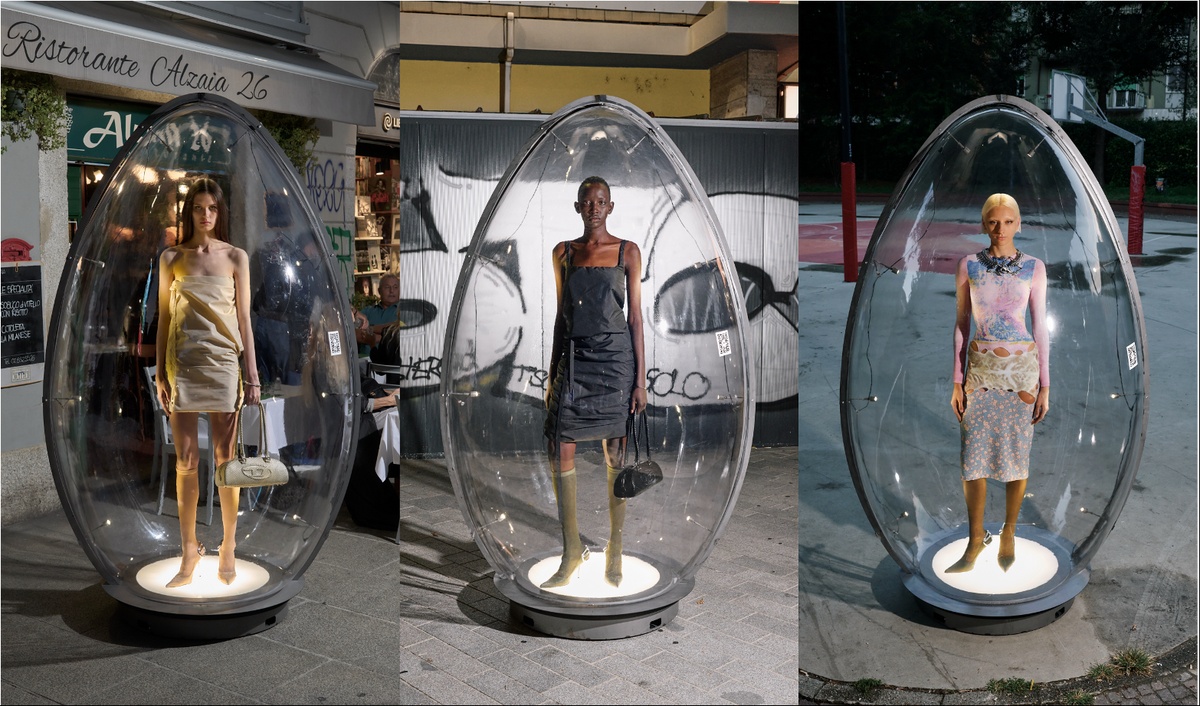 Fotocollage: Drei Diesel-Modelle der Frühjahr/Sommer-Kollektion 2026 in unterschiedlichen Looks stehen nebeneinander in Plexiglas-Eiern vor urbaner Kulisse mit Graffiti und Basketballplatz.
