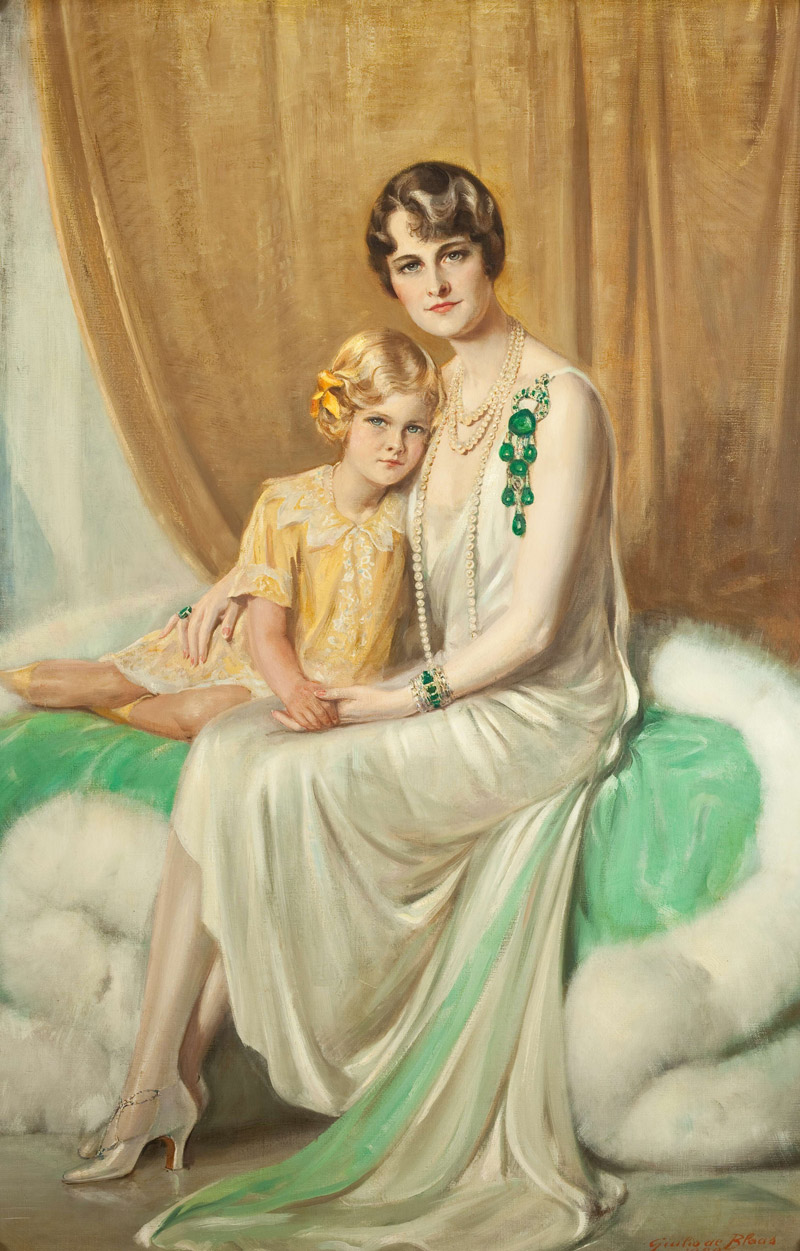 substantial-times-cartier-im-victoria-and-albert-museum-glanz-macht-und-mythos-Marjorie-Merriweather-Post-mit-Tochter-03 Ölporträt von 1929 (Giulio de Blaas): Marjorie Merriweather Post sitzt mit Tochter Nedenia auf einem Sofa; die Mutter trägt lange Perlenketten und eine auffällige smaragdgrüne Cartier-Schulterbrosche vor beigefarbenem Vorhang.