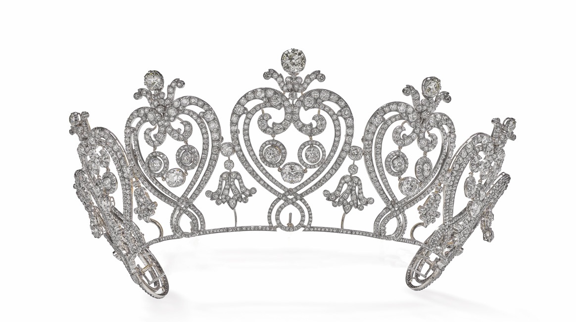 substantial-times-cartier-im-victoria-and-albert-museum-glanz-macht-und-mythos-manchester-tiara-02a Manchester Tiara (Cartier Paris, 1903), Diamanten in Gold und Silber; herzförmige, durch Arkaden verbundene Ornamentik, freigestellt.