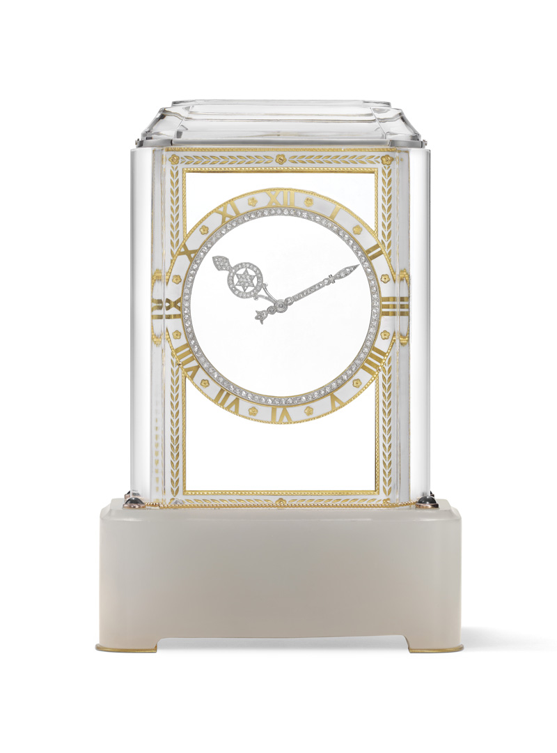 substantial-times-cartier-im-victoria-and-albert-museum-glanz-macht-und-mythos-mystery-clock-07 „Model A“ Mystery Clock (Cartier Paris, 1914), von Maurice Couët: rechteckige Uhr aus Bergkristall mit goldenen römischen Ziffern und diamantbesetzten Zeigern auf Achat-Sockel.
