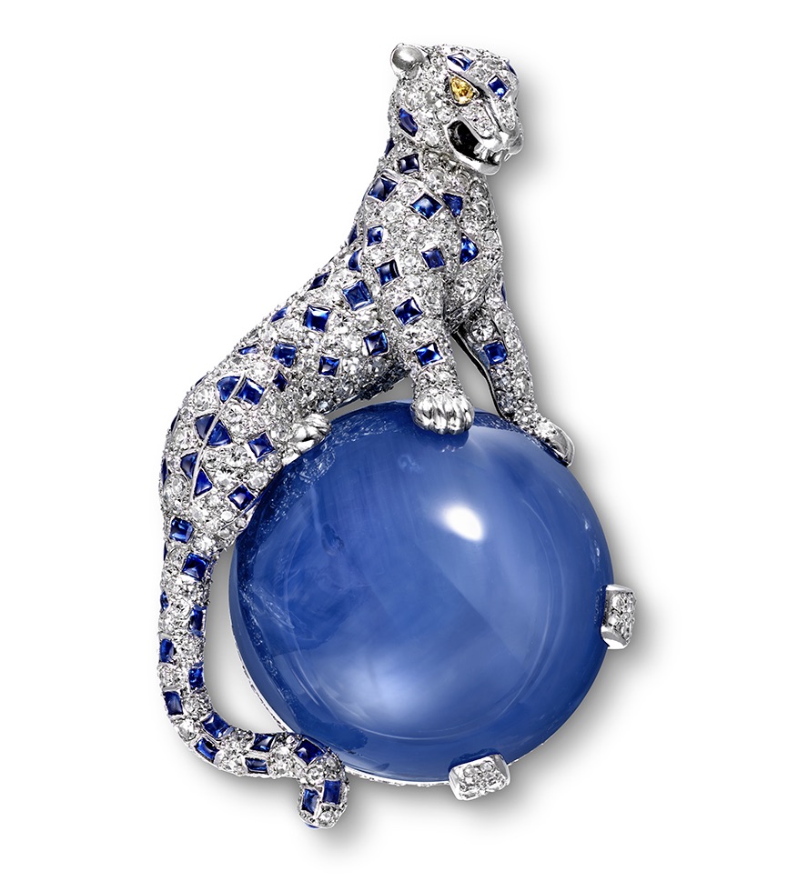 substantial-times-cartier-im-victoria-and-albert-museum-glanz-macht-und-mythos-panthere-brosche-09 Panthère-Clip-Brosche von Cartier Paris (1949): diamant- und saphirbesetzter Panther, der auf einer großen blauen Saphirkugel sitzt; freigestellt vor weißem Hintergrund.