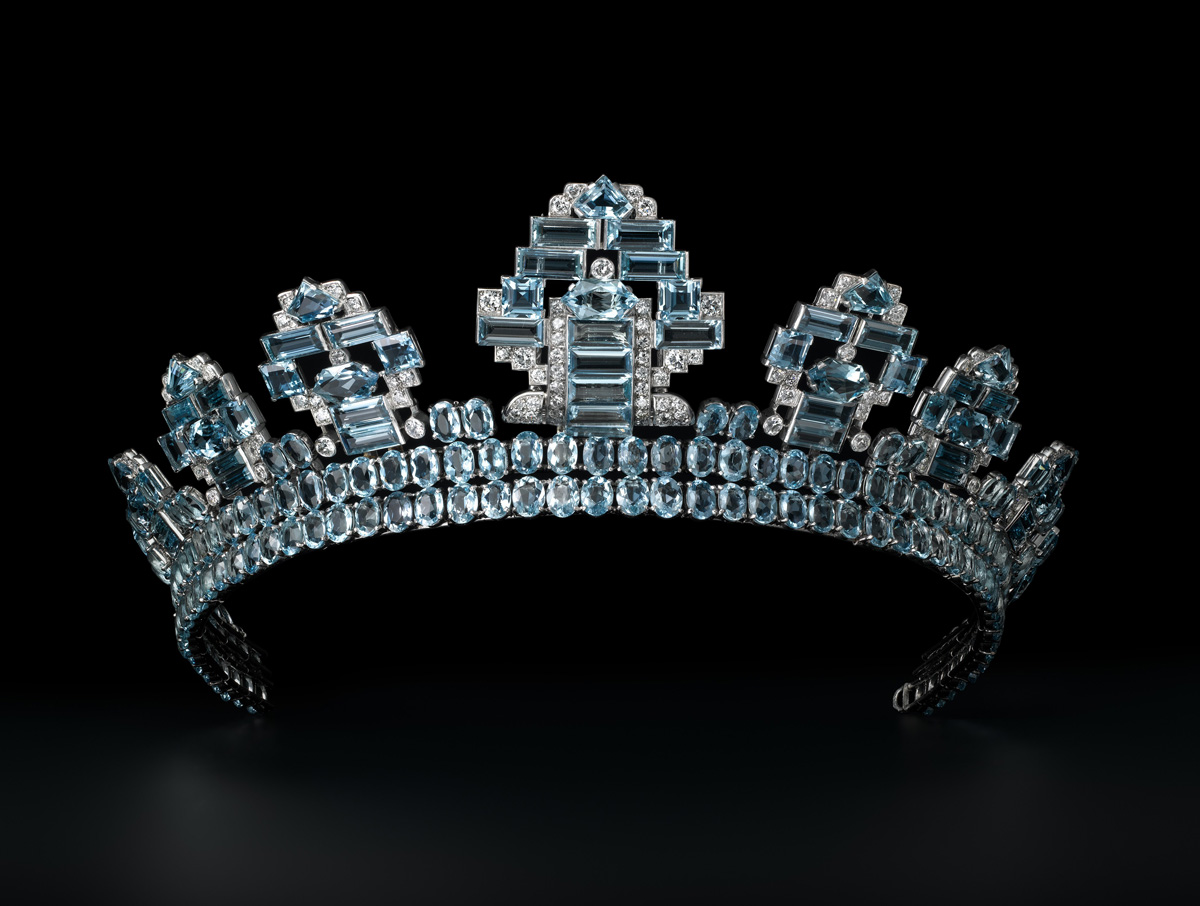 Tiara von Cartier London (1937): Aquamarine und Diamanten in Platin, frontal freigestellt vor schwarzem Hintergrund.