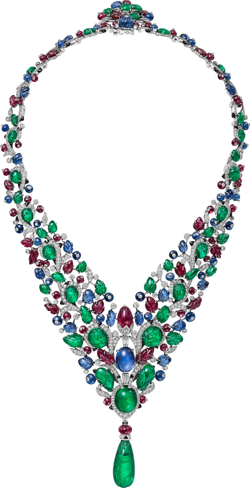 substantial-times-cartier-im-victoria-and-albert-museum-glanz-macht-und-mythos-tutti-frutti-necklace-06 V-förmiges Collier von Cartier (2024) mit gravierten Smaragden, Rubinen und Saphiren sowie Diamanten; großer smaragdgrüner Tropfenanhänger, freigestellt.