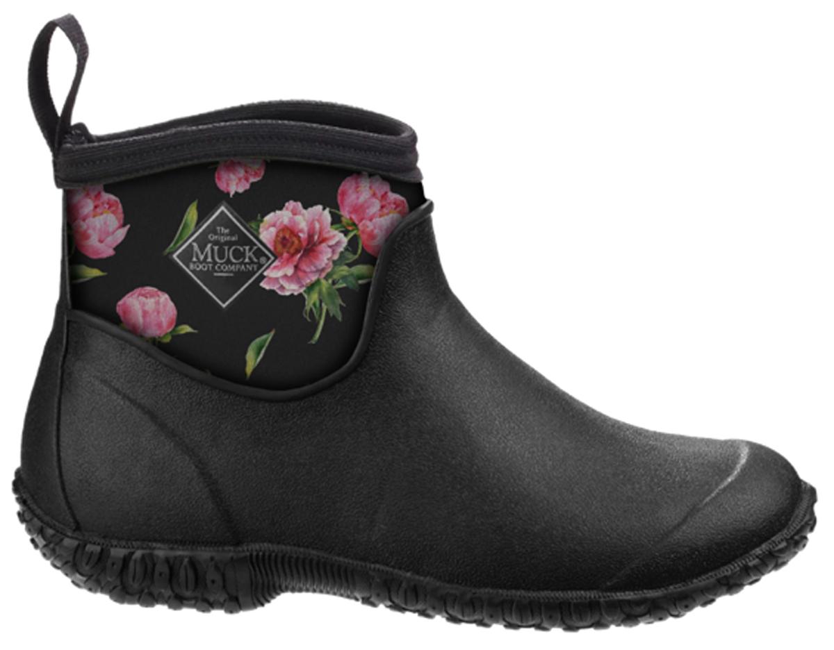 Schwarzer knöchelhoher Stiefel mit pinkem Blütenmuster auf dem Schaft, freigestellt.
