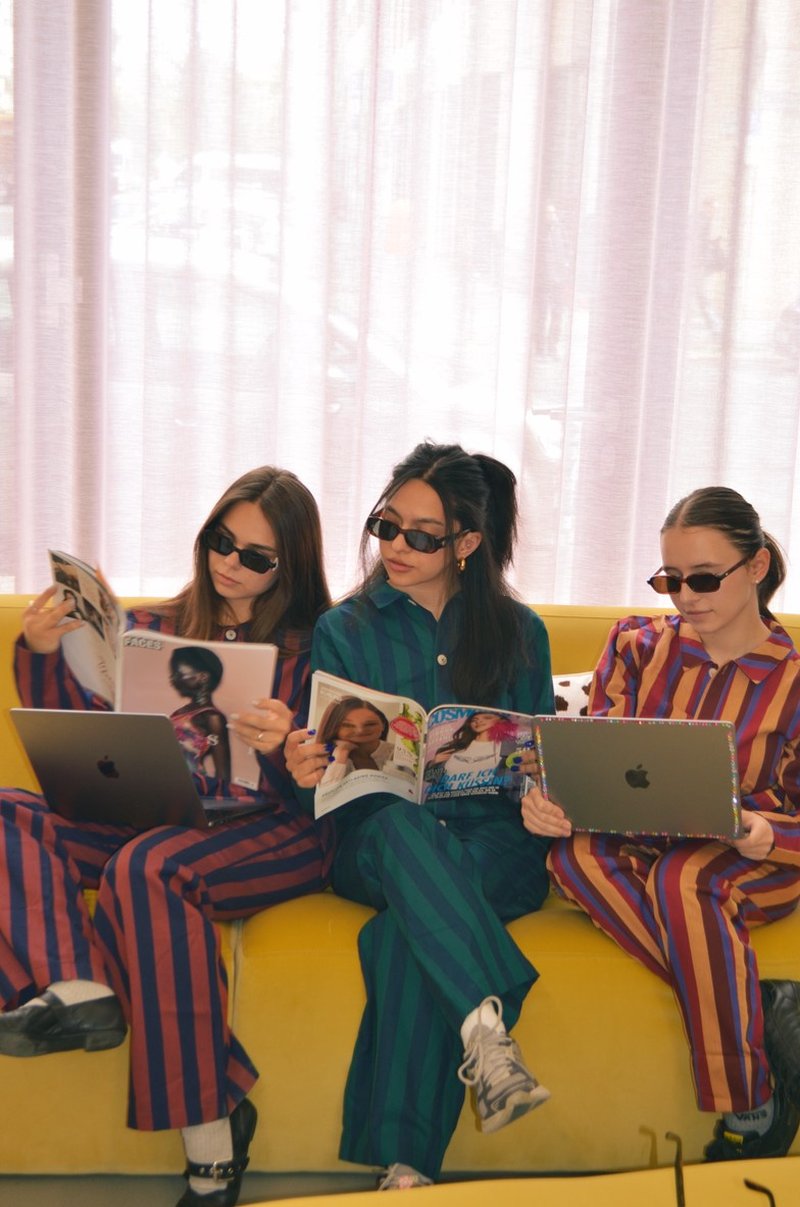 Unisex-Pyjamaset in Orange-Blau-Streifen von Sweef/Nufferton, bestehend aus Hemd und weit geschnittener Hose.