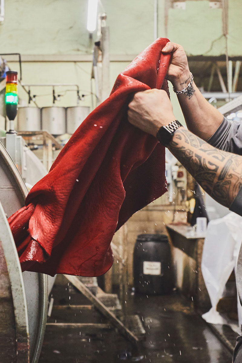 substantial-times-wir-haben-verlernt-materialien-mit-wuerde-zu-behandeln-03 Ein Mitarbeiter der Gerberei Heinen zieht ein frisch gegerbtes, noch nasses Lederstück aus der Gerbtrommel und überprüft den Zustand der Haut.