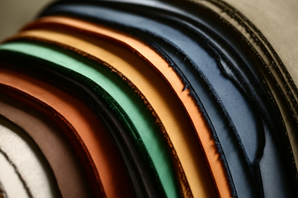 substantial-times-wir-haben-verlernt-materialien-mit-wuerde-zu-behandeln-06 Nahaufnahme verschiedenfarbiger, fertig bearbeiteter Lederstücke aus der Terracare-Produktion.