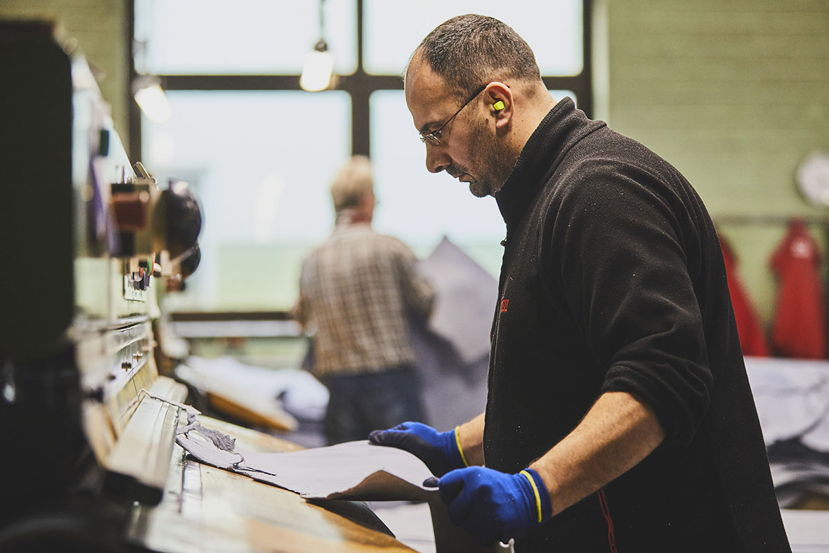 substantial-times-wir-haben-verlernt-materialien-mit-wuerde-zu-behandeln-09 Ein Mitarbeiter der Gerberei Heinen prüft eine Lederhaut im Stadium „Wet Blue“, einer Phase nach der Chromgerbung.