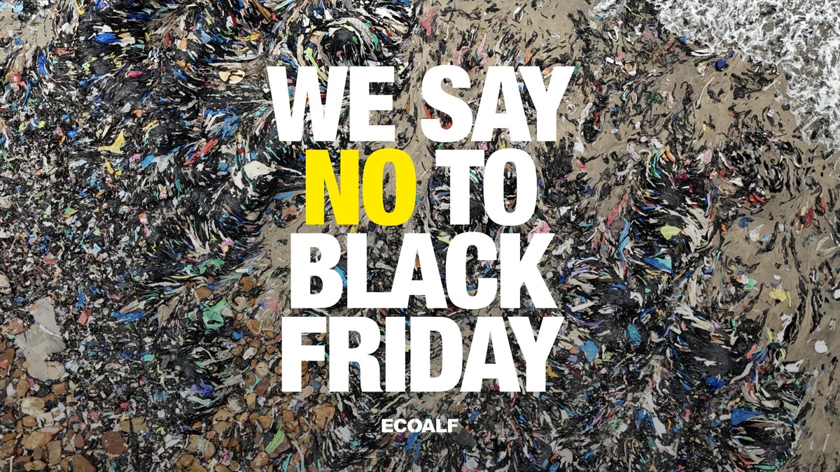 Luftaufnahme verdichteter Textilabfälle in bunten Wirbeln am Strand von Accra, darüber der Schriftzug „We Say No to Black Friday“.