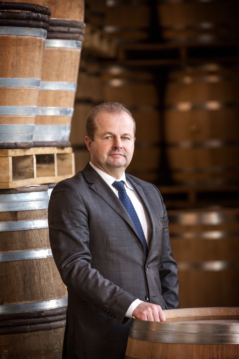 substantial-times-ein-knappes-gut-02 Porträt von Benoît Gindraud zwischen Eichenfässern in einem Reifekeller von Hennessy.