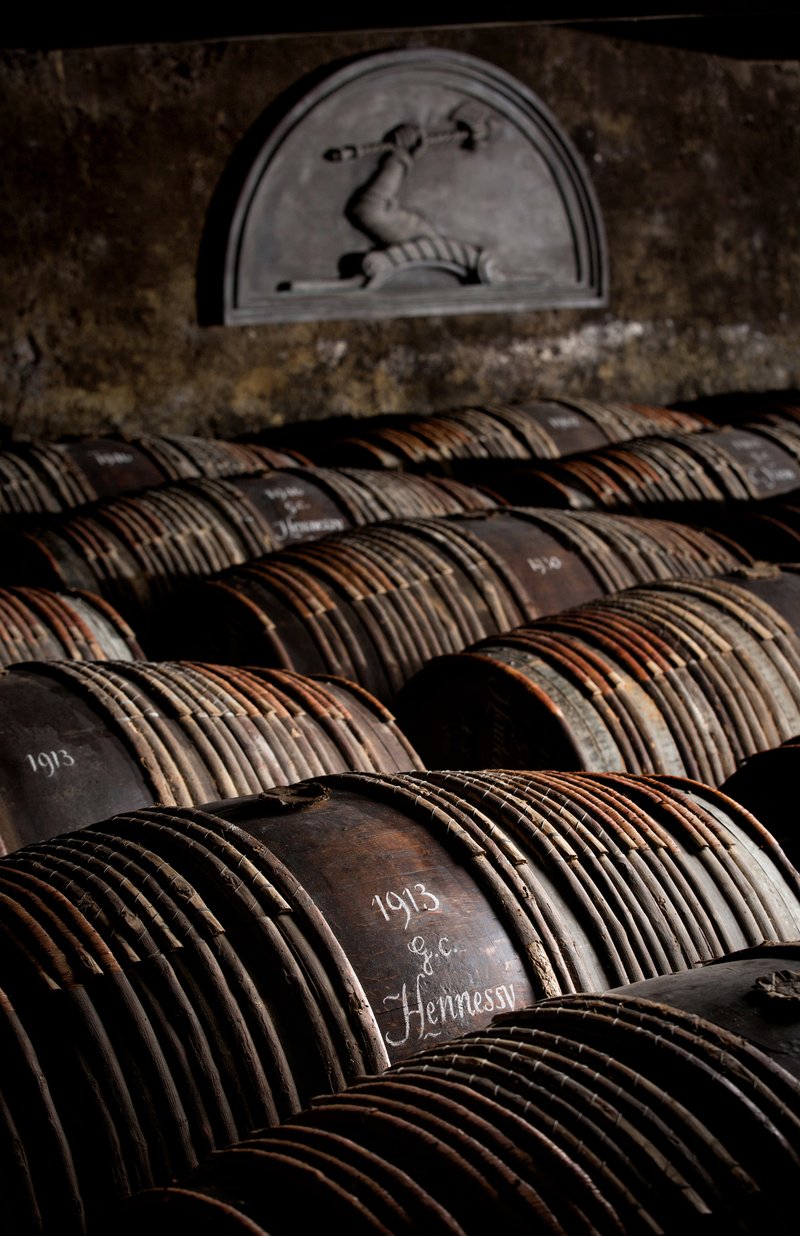 substantial-times-ein-knappes-gut-03 Historischer Reifekeller von Hennessy mit gestapelten Eichenfässern.