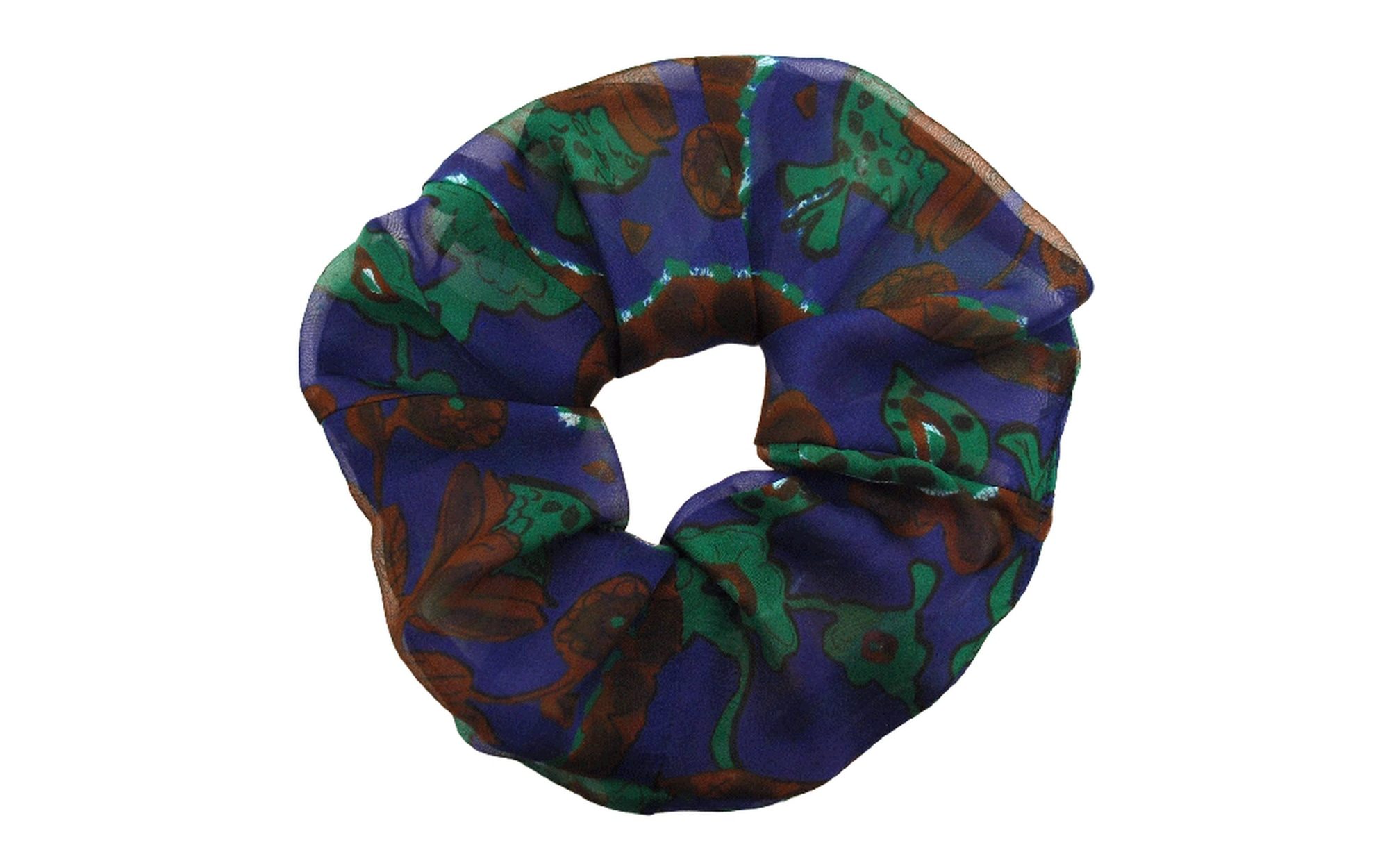 Keramikvasen und Porzellanblüten von Coco Loves Clay: eine kugelförmige und eine zylindrische weiße Vase mit strukturierter Oberfläche, dazu unglasierte Blüten und Zweige, arrangiert auf dunklem Untergrund mit weihnachtlichen Motiven.