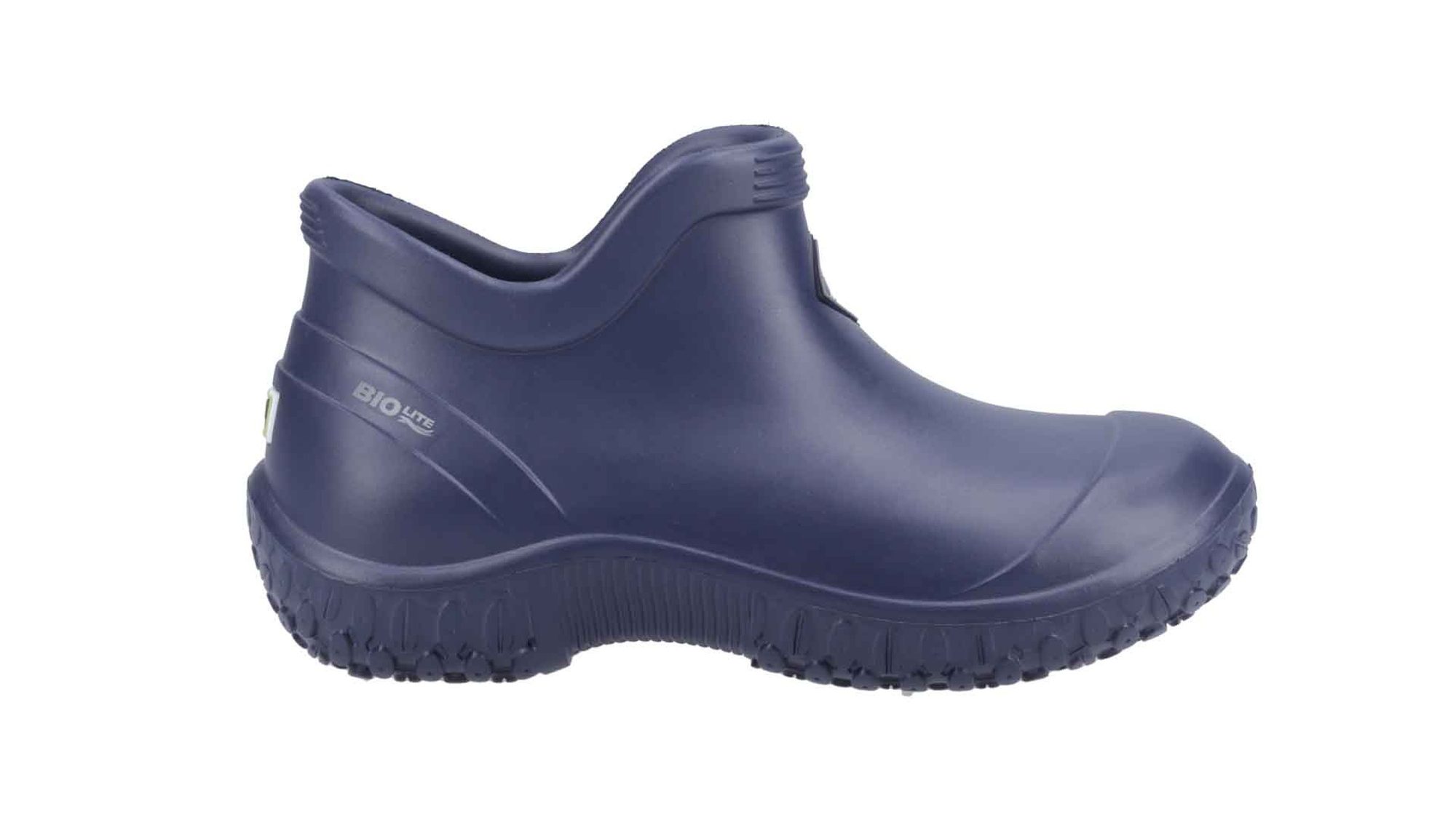 Keramikvasen und Porzellanblüten von Coco Loves Clay: eine kugelförmige und eine zylindrische weiße Vase mit strukturierter Oberfläche, dazu unglasierte Blüten und Zweige, arrangiert auf dunklem Untergrund mit weihnachtlichen Motiven.