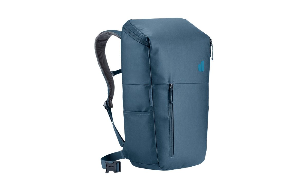 Halb seitliche Ansicht eines blauen, schlanken Rucksacks mit gepolsterten Schultergurten und minimalistischem Design vor weißem Hintergrund.