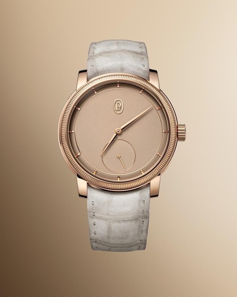 Roségoldene Parmigiani Fleurier Toric Petite Seconde mit handgekörntem, sandfarbenem Zifferblatt, kleiner Sekunde und hellem Lederband, frontal vor goldfarbener Verlaufsfläche.