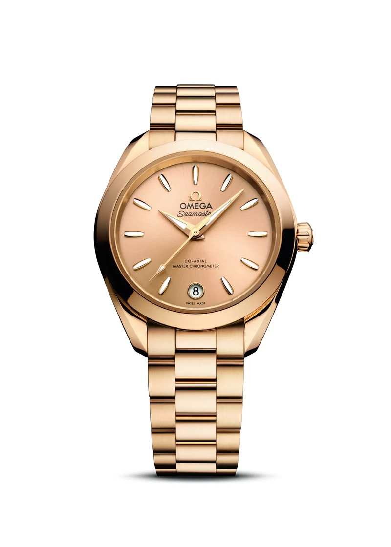 Omega Seamaster Aqua Terra in Gold mit rundem Gehäuse, goldfarbenem Zifferblatt, schlichten Indizes und Datumsfenster bei 6 Uhr, gezeigt am integrierten Goldarmband.