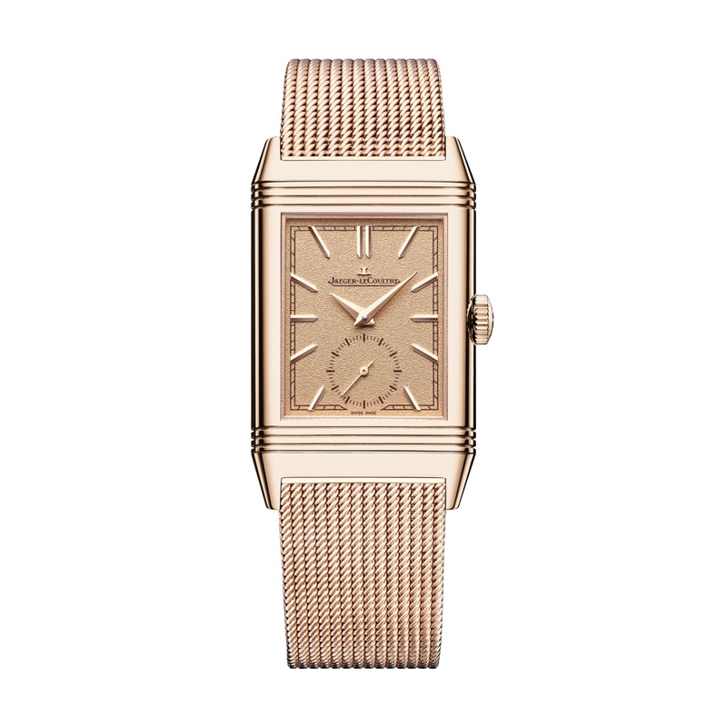 Rechteckige Armbanduhr Jaeger-LeCoultre Reverso Tribute Monoface Small Seconds aus Rotgold mit handgekörntem Zifferblatt, kleiner Sekunde und Milanaise-Band, freigestellt vor weißem Hintergrund.
