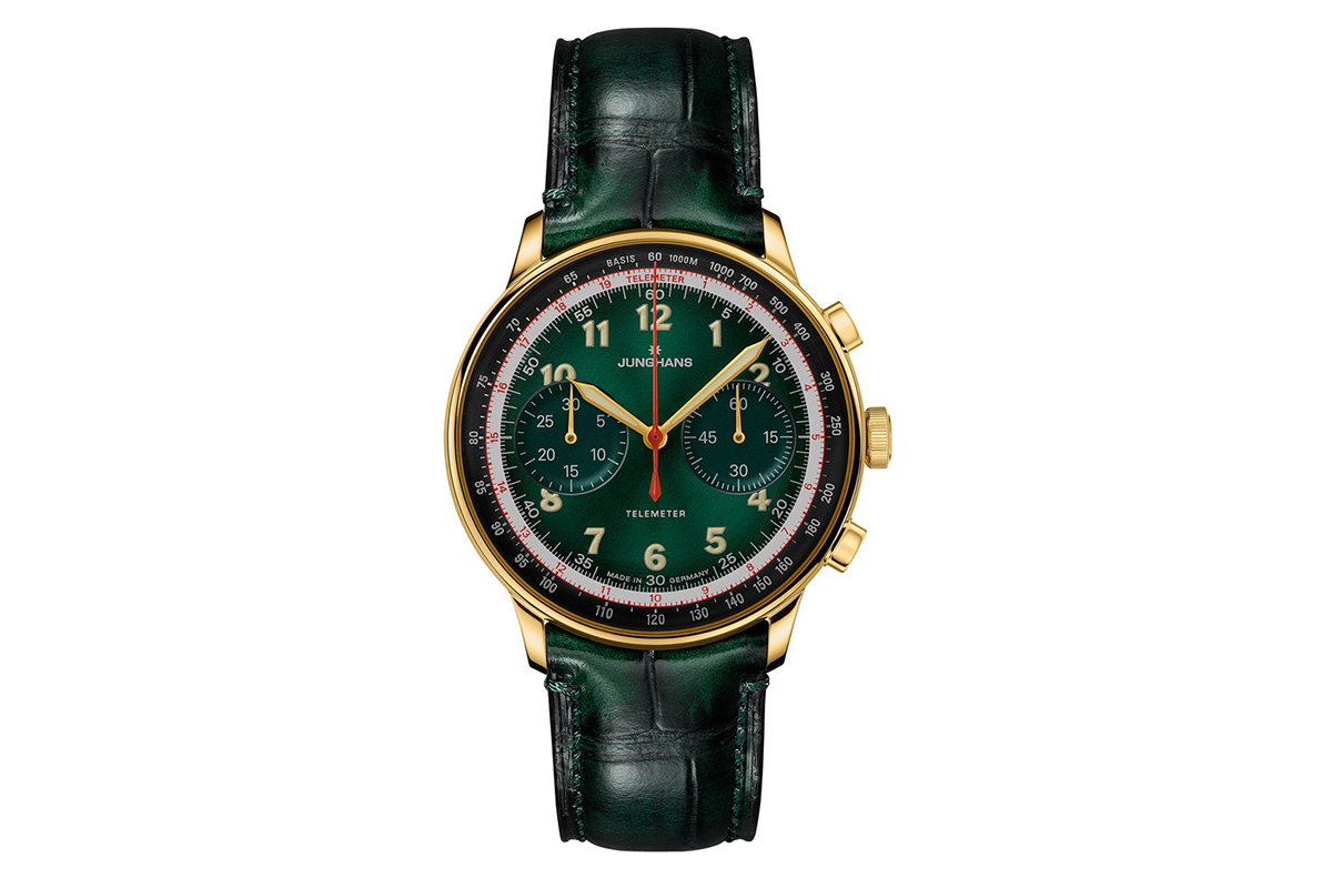 Frontale Ansicht einer Junghans Telemeter Edition mit grünem Zifferblatt, gelbgoldfarbener PVD-Beschichtung und grünem Lederband.